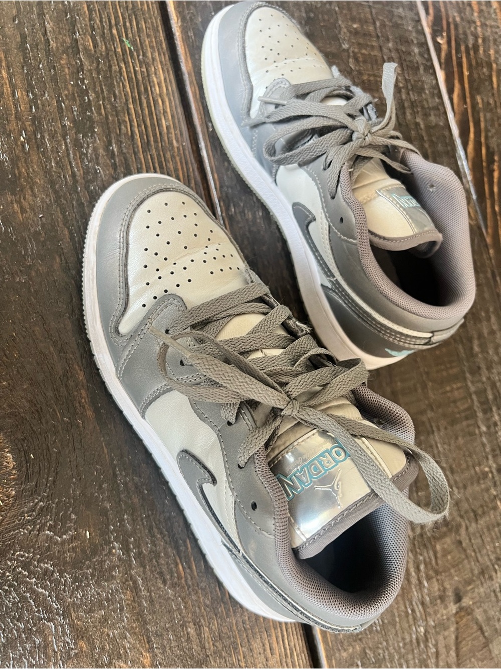Jordan Grade-School Air 1 Low SE sneakers - Picture 4 of 6